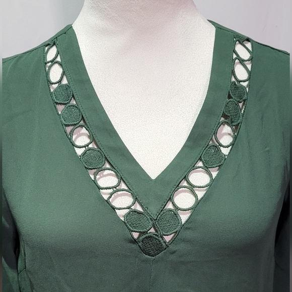 Daniel Rainn Women's NWT Green V-Neck Cut-Out 3/4 Sleeve Blouse Size XS Petite - Picture 4 of 11